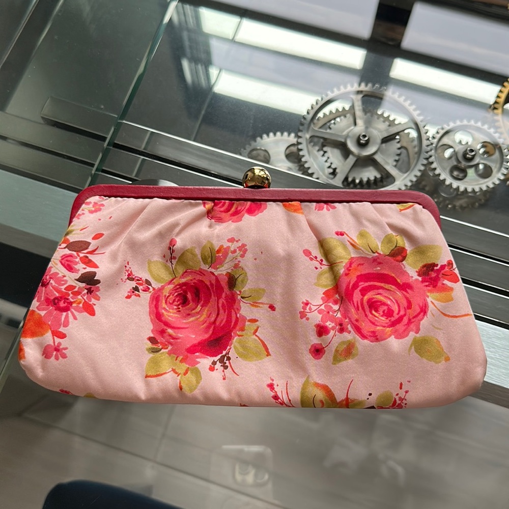 👛BANANA REPUBLIC Floral Clutch👛